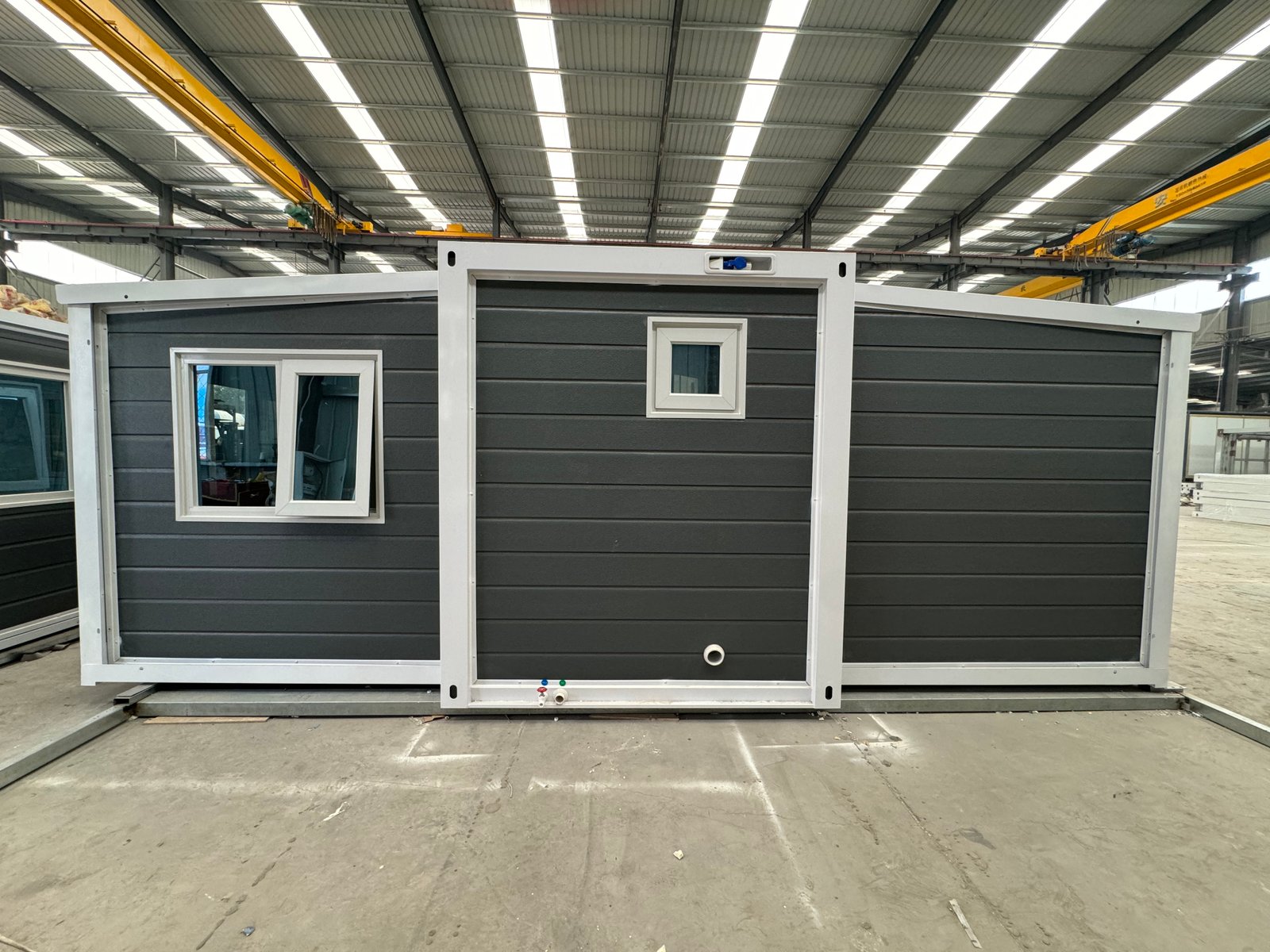 📦 Bővíthető konténerház